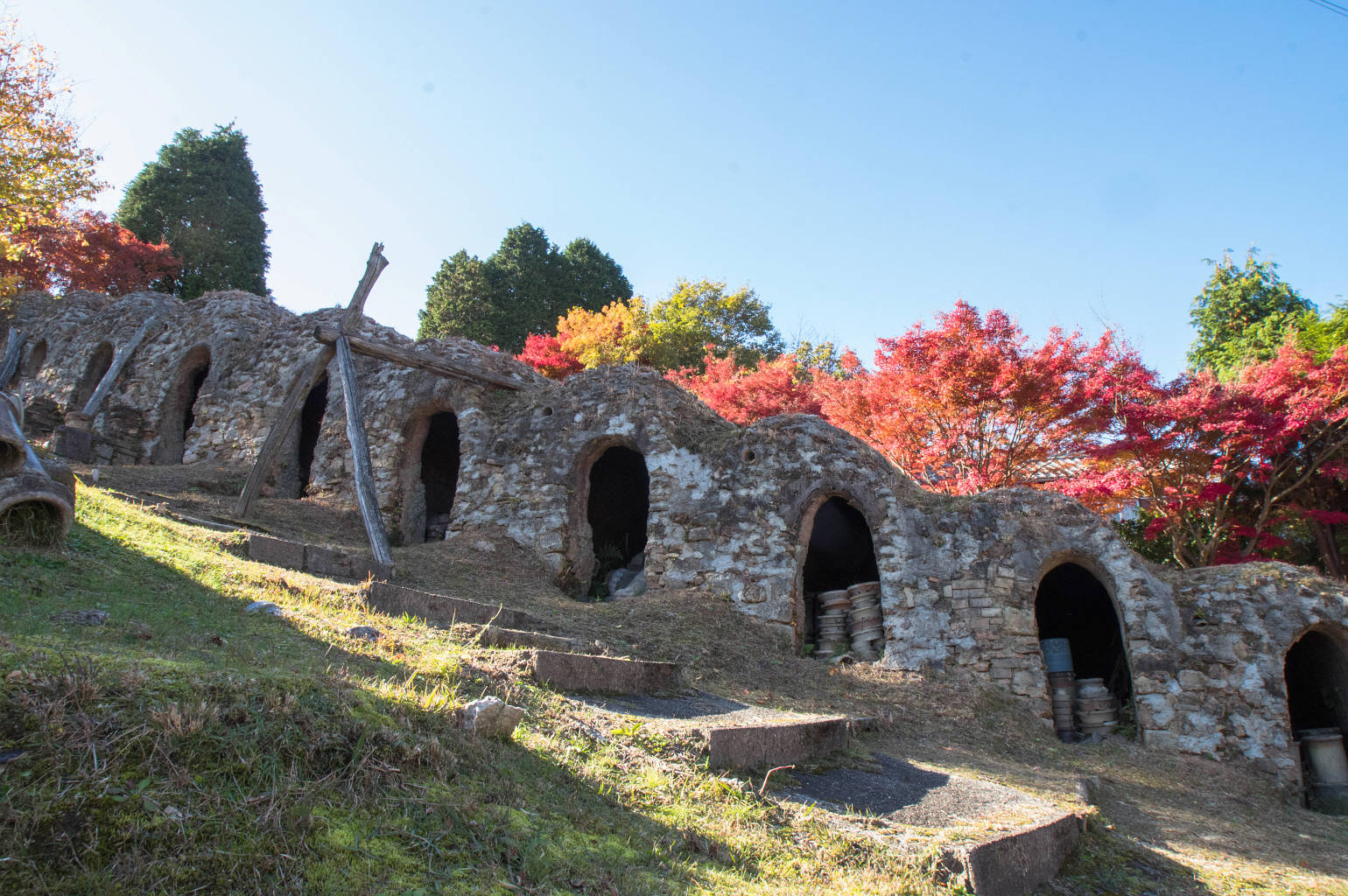 信楽焼きの登り窯と紅葉の写真画像