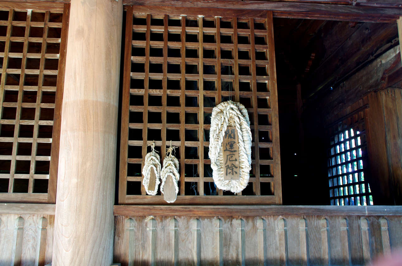 長慶寺の大きな厄除け草履の写真画像