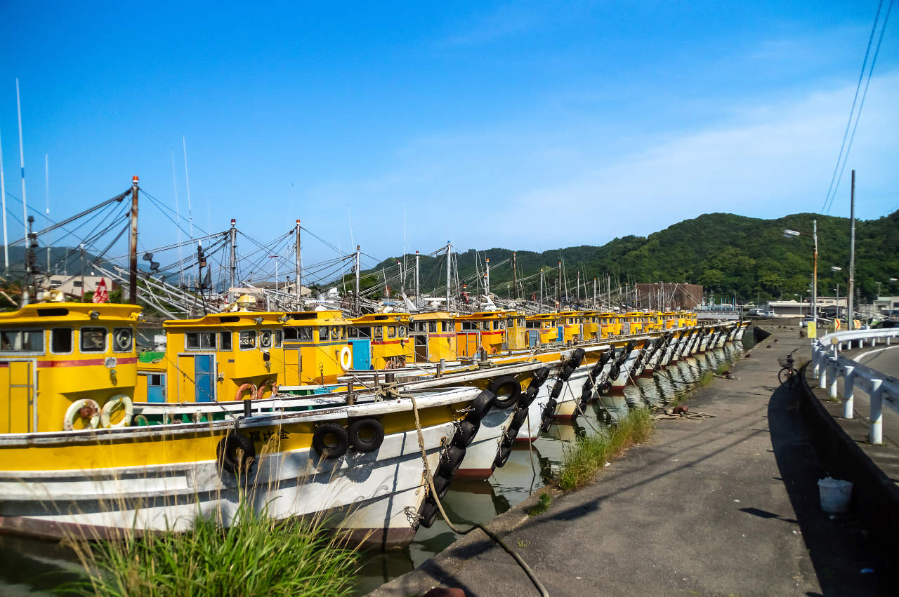 箕島漁港の黄色い漁船